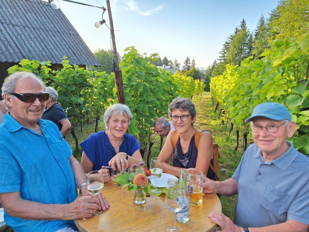 3. Der Batschunser Wein mundete auch Architekt Erich Länge, Elisabeth Bösch, Sybille Kühndel und „Energiepapst“ Karl Heinzle: