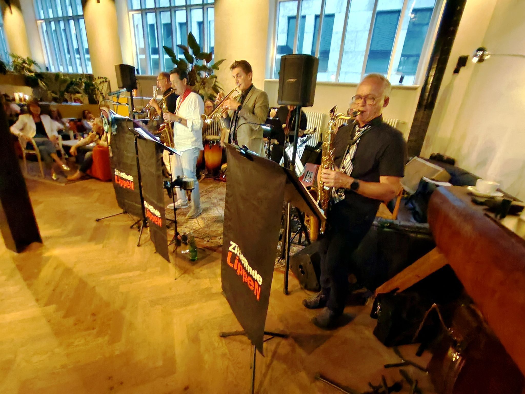 Regenblues ade: Die „Zitternden Lippen“ brachten Jazz vom Feinsten in die Jahnhalle.