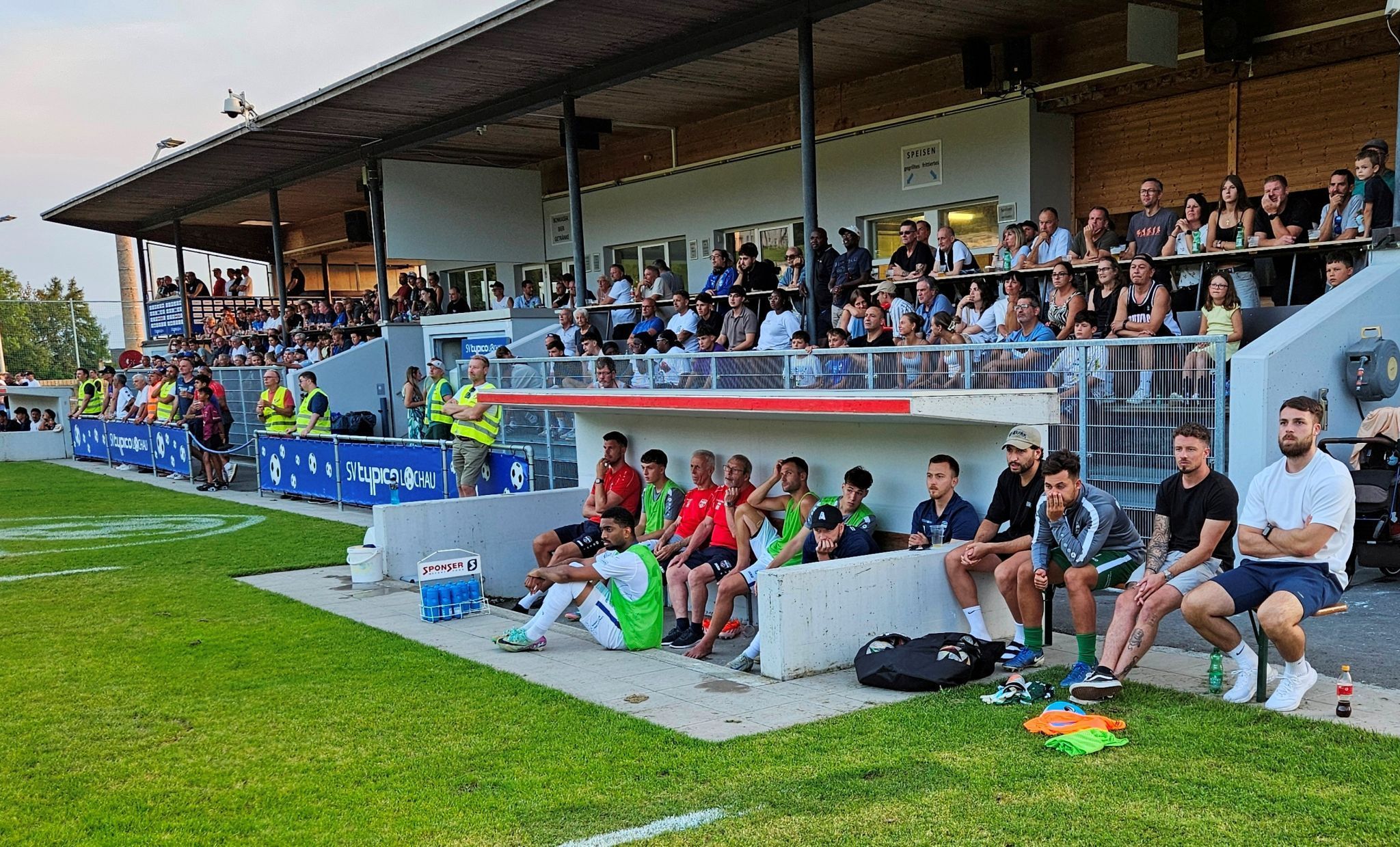 Ein volles Haus und beste Fußballstimmung: Der SV typico Lochau lädt am Samstag im Stadion Hoferfeld zum „Heimspiel-Doppel“ gegen die beiden Teams aus Göfis. 