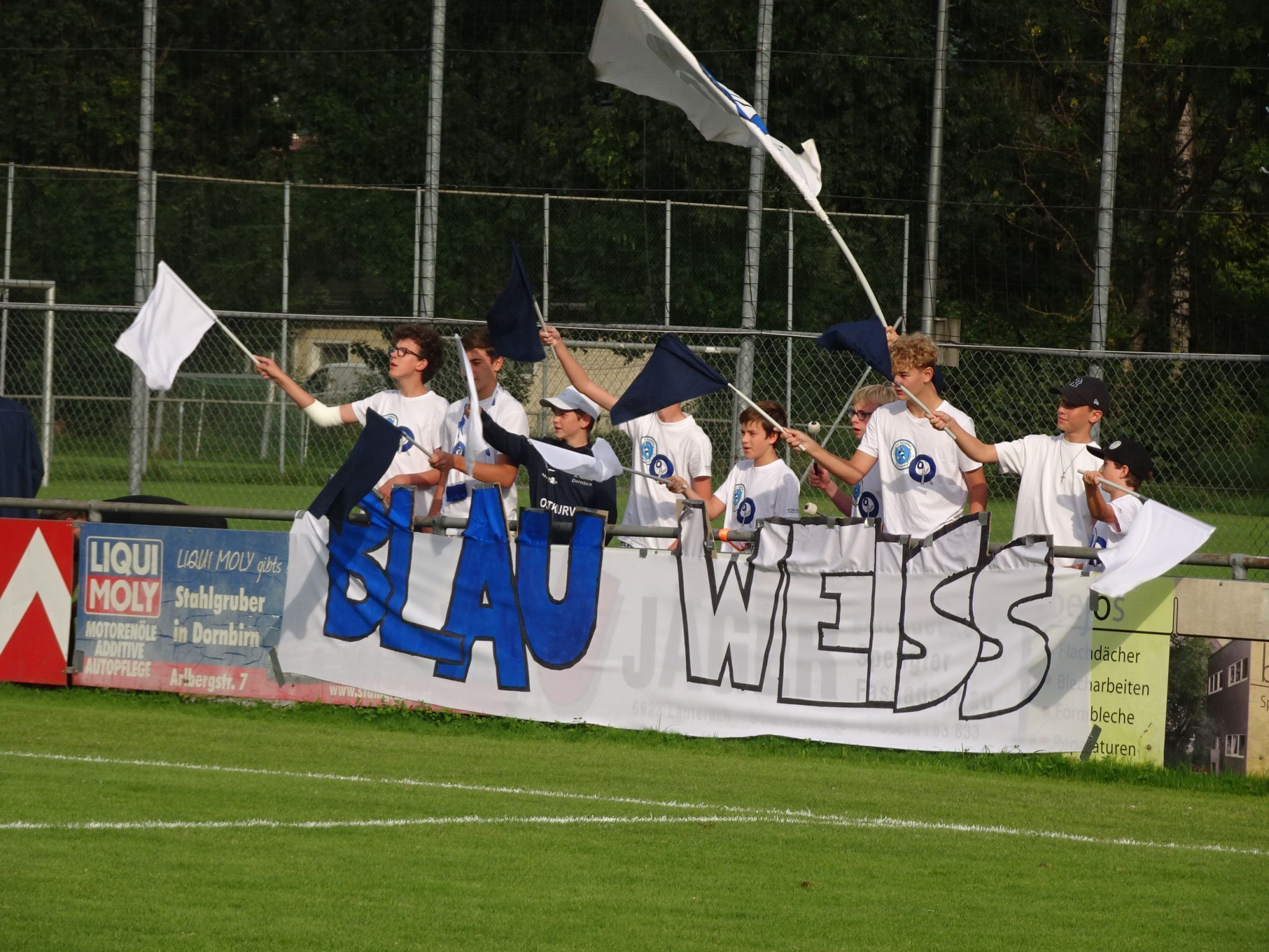 Seit 2023 gibt es den Fanclub Ostkurve, der bei jedem Admira-Match für Stimmung sorgt.