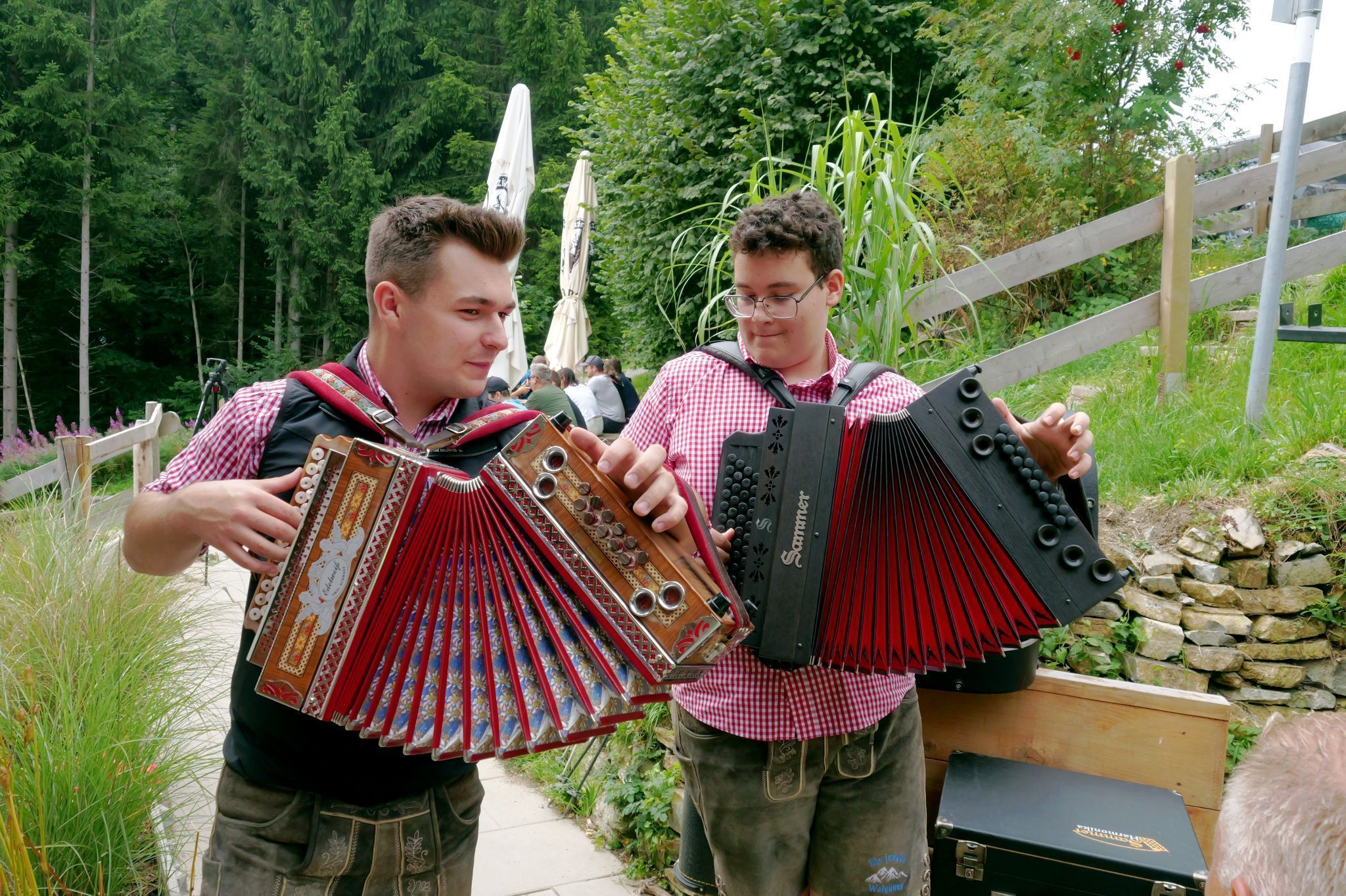 Die jungen Walgauer – Noel Bale und Kevin Glatz – begeisterten mit Harmonika, Gitarre und Gesang auf der Feldkircher Hütte.