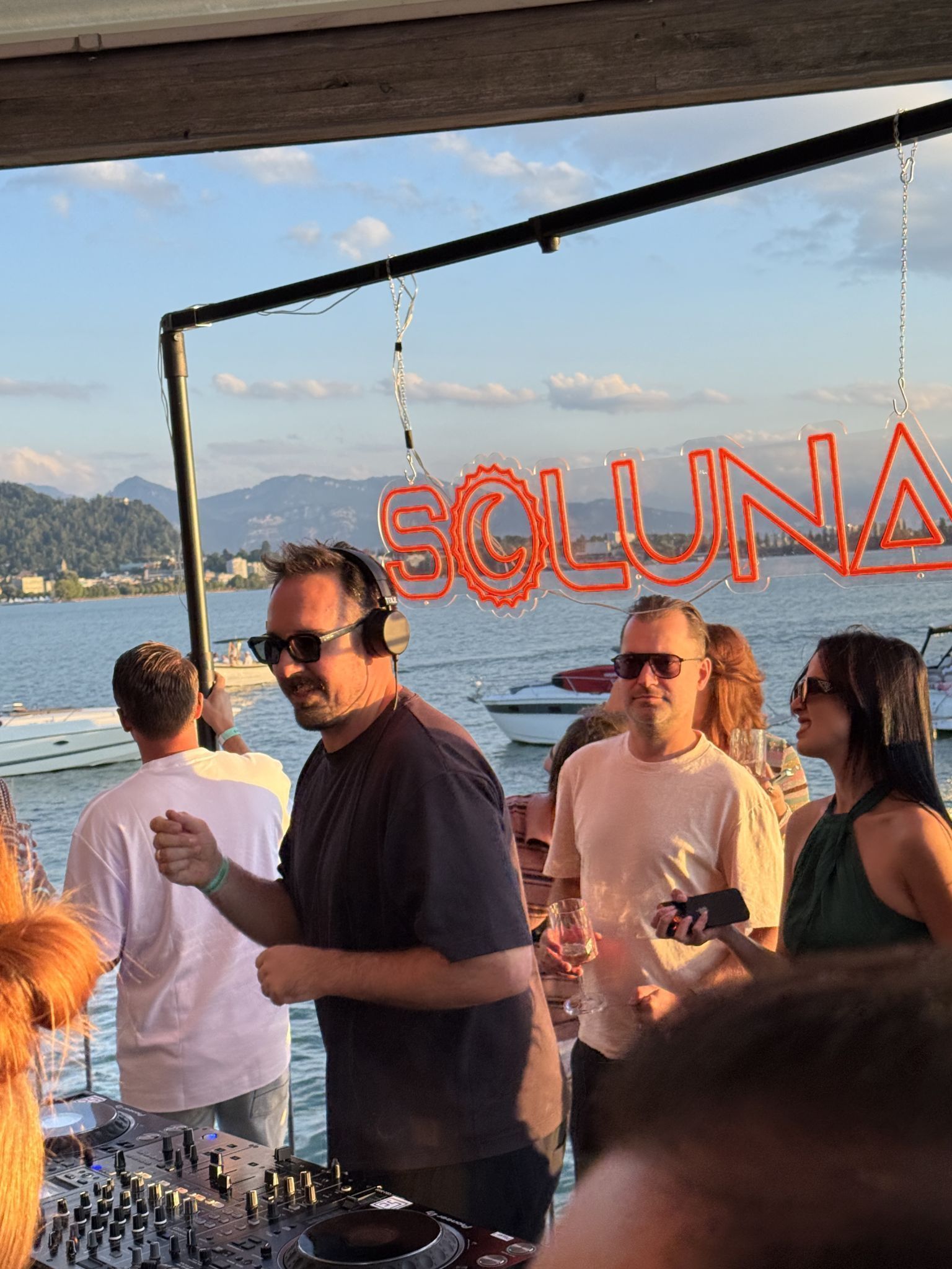 DJ's beim Soluna Event im Badehaus Kaiserstrand