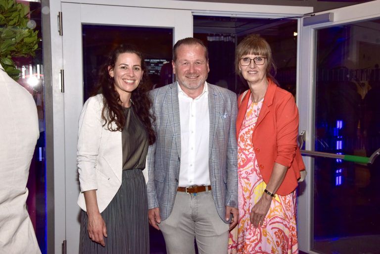 Jubiläums-Alpinale stimmungsvoll eröffnet: Daniela Beck (Kulturabteilung der Stadt Bludenz), Thüringens Bürgermeister Harald Witwer und Natascha Arzberger (Stadtmarketing Bludenz), v. l.
