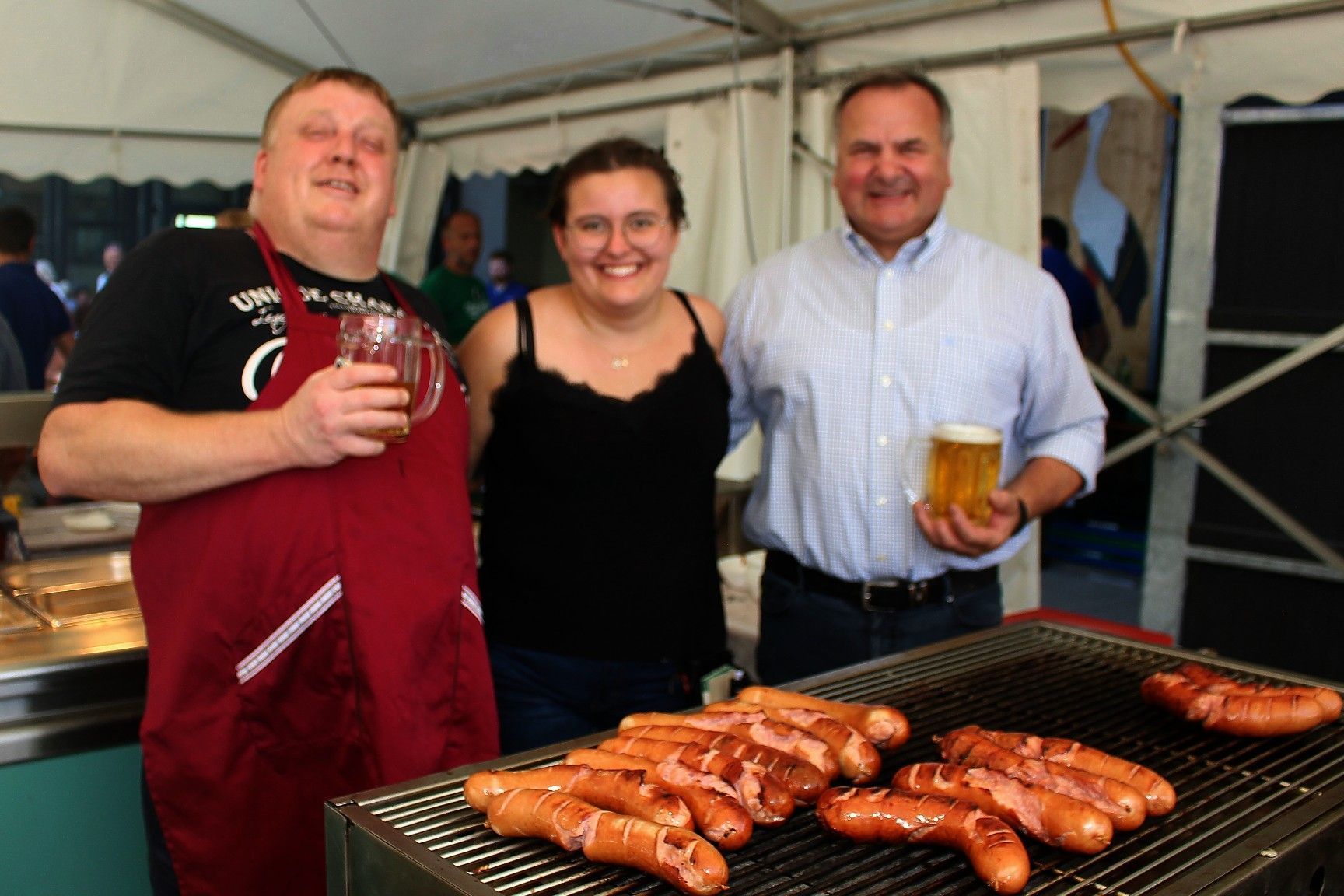 Mit Caterer Conny Dür (rechts) im Rücken war das bewährte Küchenteam der Feuerwehr um das leibliche Wohl der Gäste bemüht.   