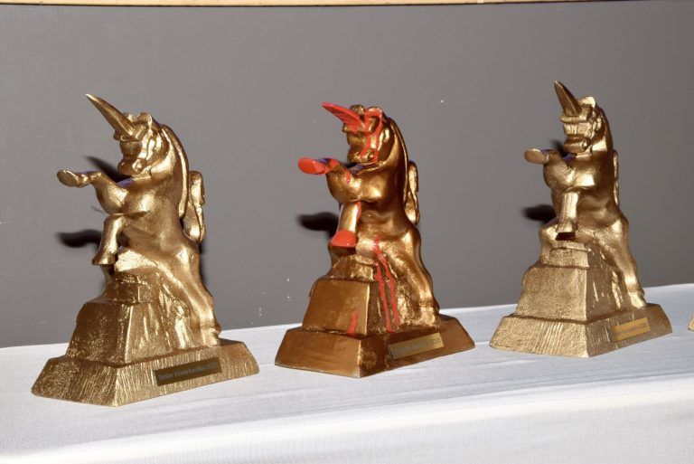 Jubiläums-Alpinale stimmungsvoll eröffnet: Als Preis für die erfolgreichsten Filmschaffenden winken Goldene Einhörner wie die beiden links und rechts im Bild; in der Mitte ist das "blutige" Einhorn für den besten Kurzfilm in der Kategorie Horror zu sehen.