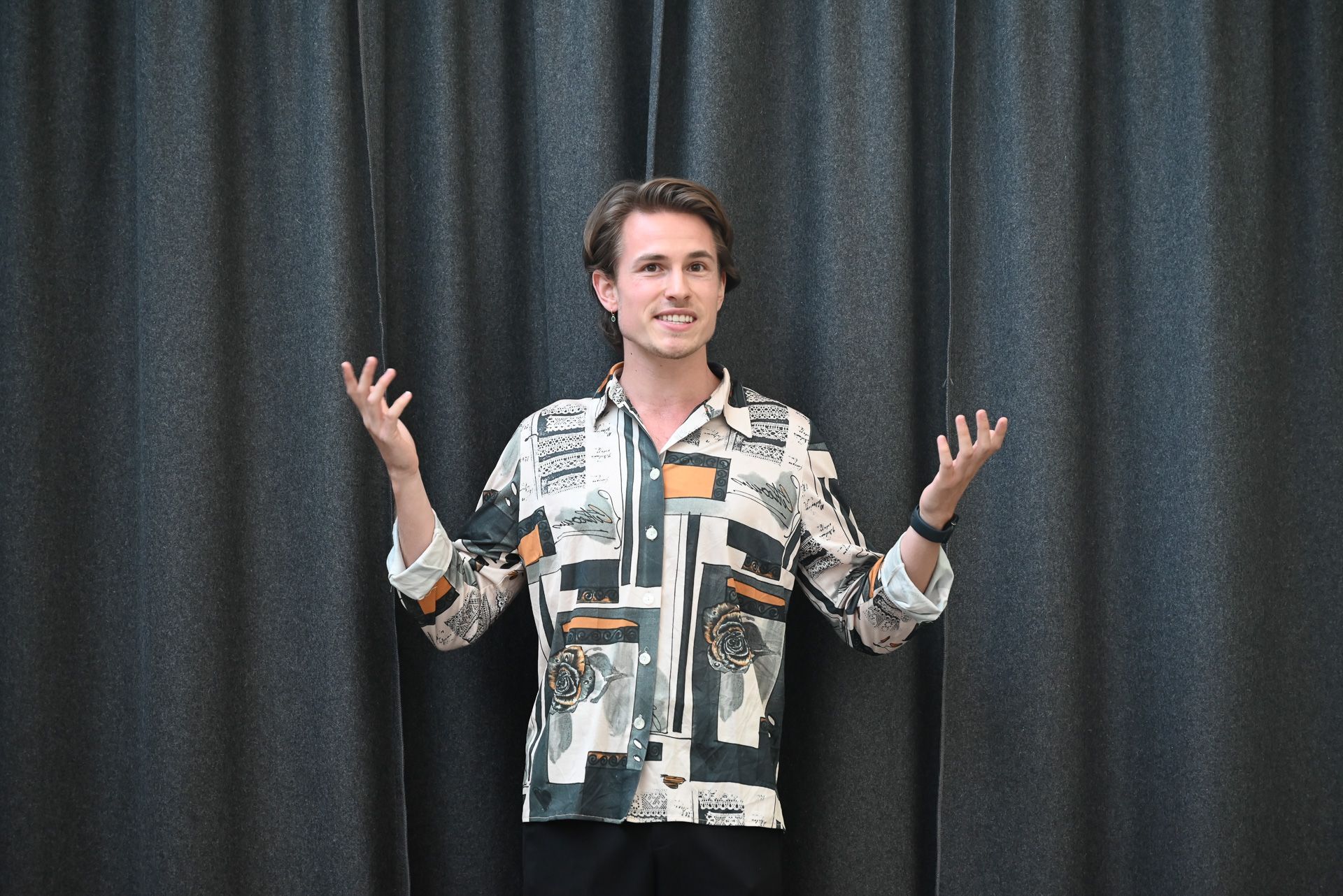 Jakob Wirnsperger hat vor sieben Jahren den Musical-Kurs für Kinder ins Leben gerufen. Er hieß alle Zuseher herzlich willkommen.