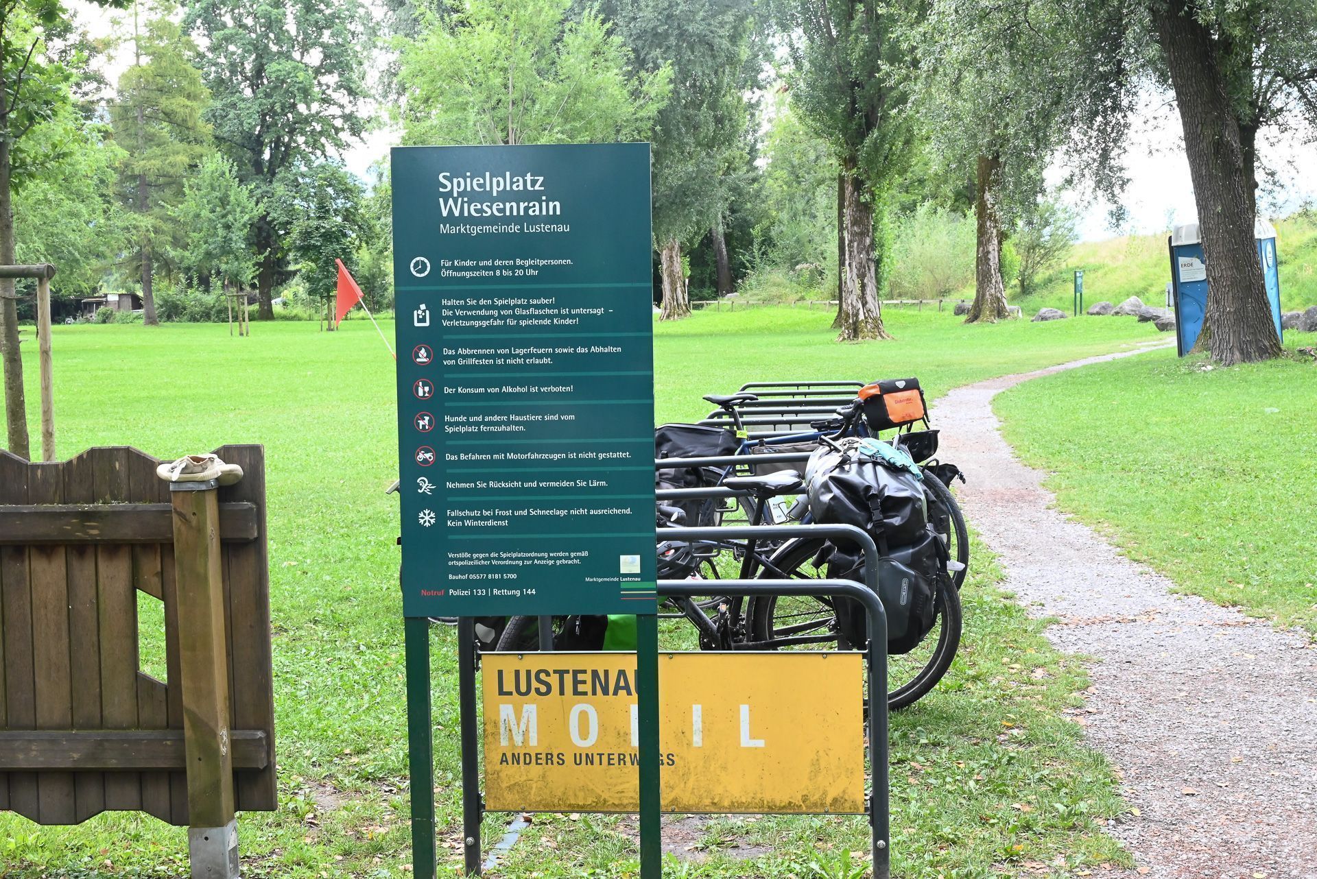 Der Spielplatz am Wiesenrain kann gut mit den Fahrrädern, aber auch mit dem Auto erreicht werden.