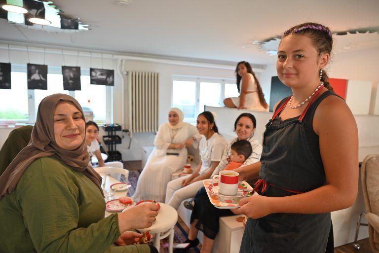 Mit Schürze, Charme und einer großen Portion Freude: Zahlreiche Gäste kommen jeden Donnerstag ins W*ORT und freuen sich ab den "neuen" Wirten im Cafè.