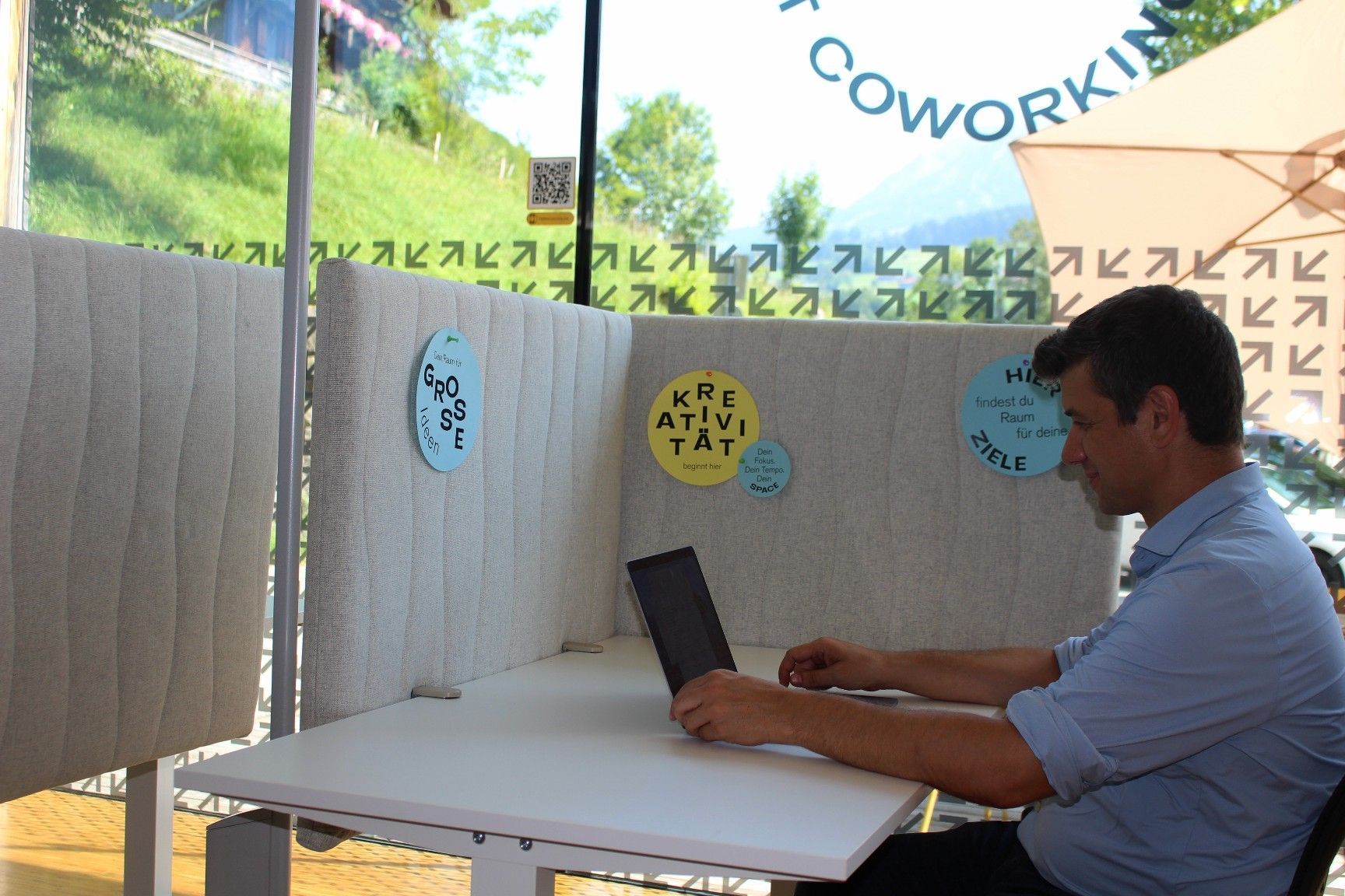 Raiba-Vorstand Clemens Sutter konnte es sich nicht verkneifen, Coworking selbst zu testen . . .