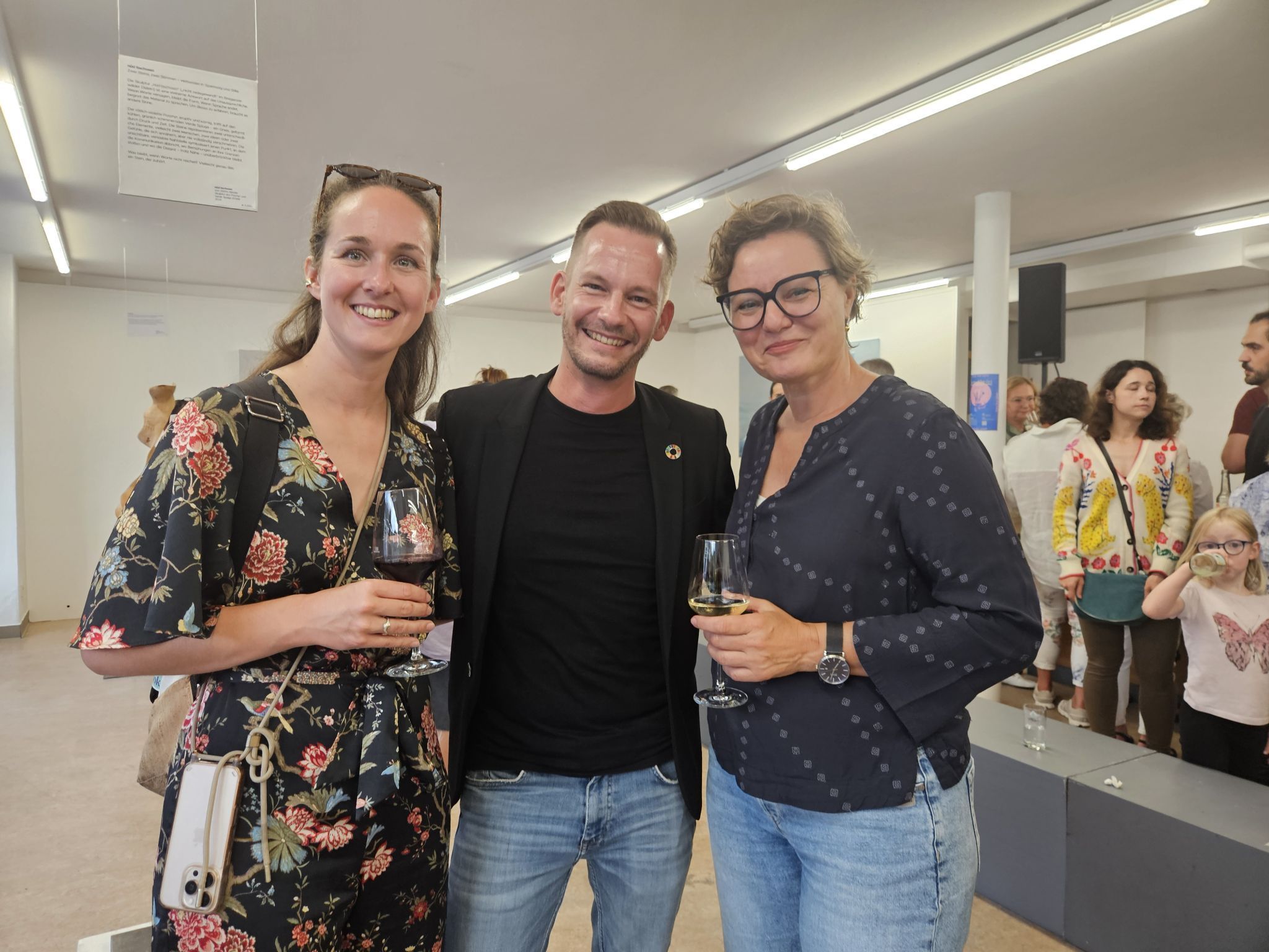 Elena Bechter, Bgm. Philipp Fasser und Isabella Natter-Spets beim Ausstellungsrundgang.