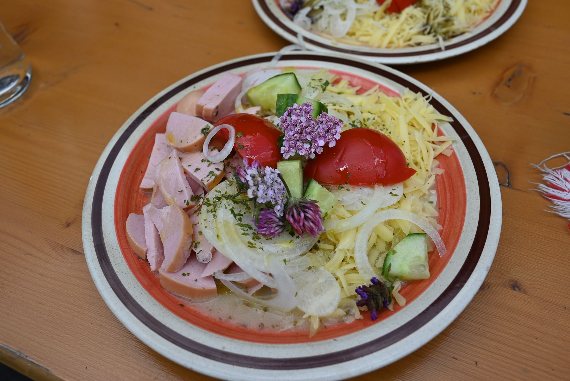 Zur Stärkung gibt es unter anderem einen leckeren Wurstsalat.