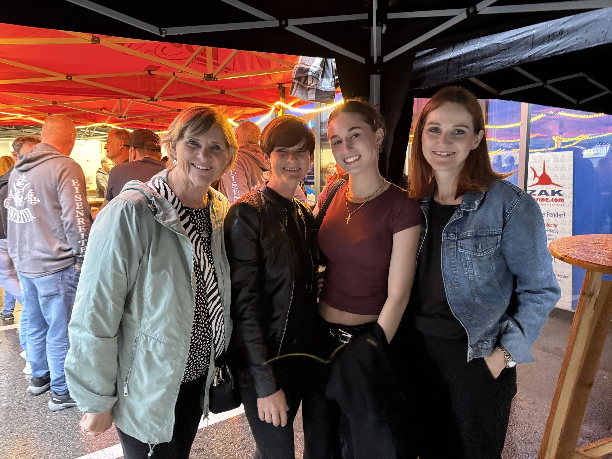 v.l.n.r. Renate Wopfner, Angelika Hauss, Melina und Nicole Haller