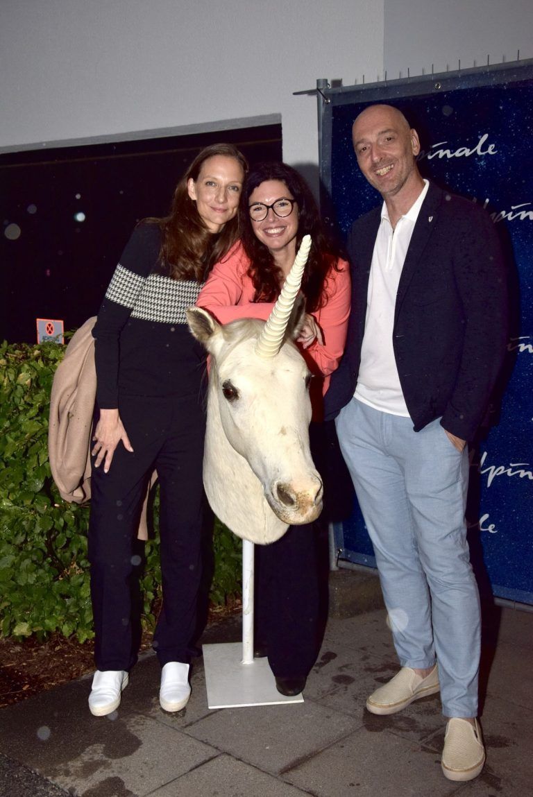 Jubiläums-Alpinale stimmungsvoll eröffnet: Architektin Ursula Ender (Atelier Ender), Vizebürgermeisterin Andrea Mallitsch und Stadtamtsdirektor Stefan Morscher (v. l.) posierten mit dem Einhorn.