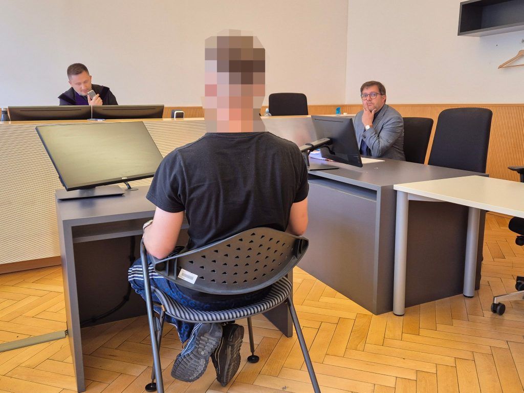 Zu Schrott gefahrener Range Rover am Landesgericht