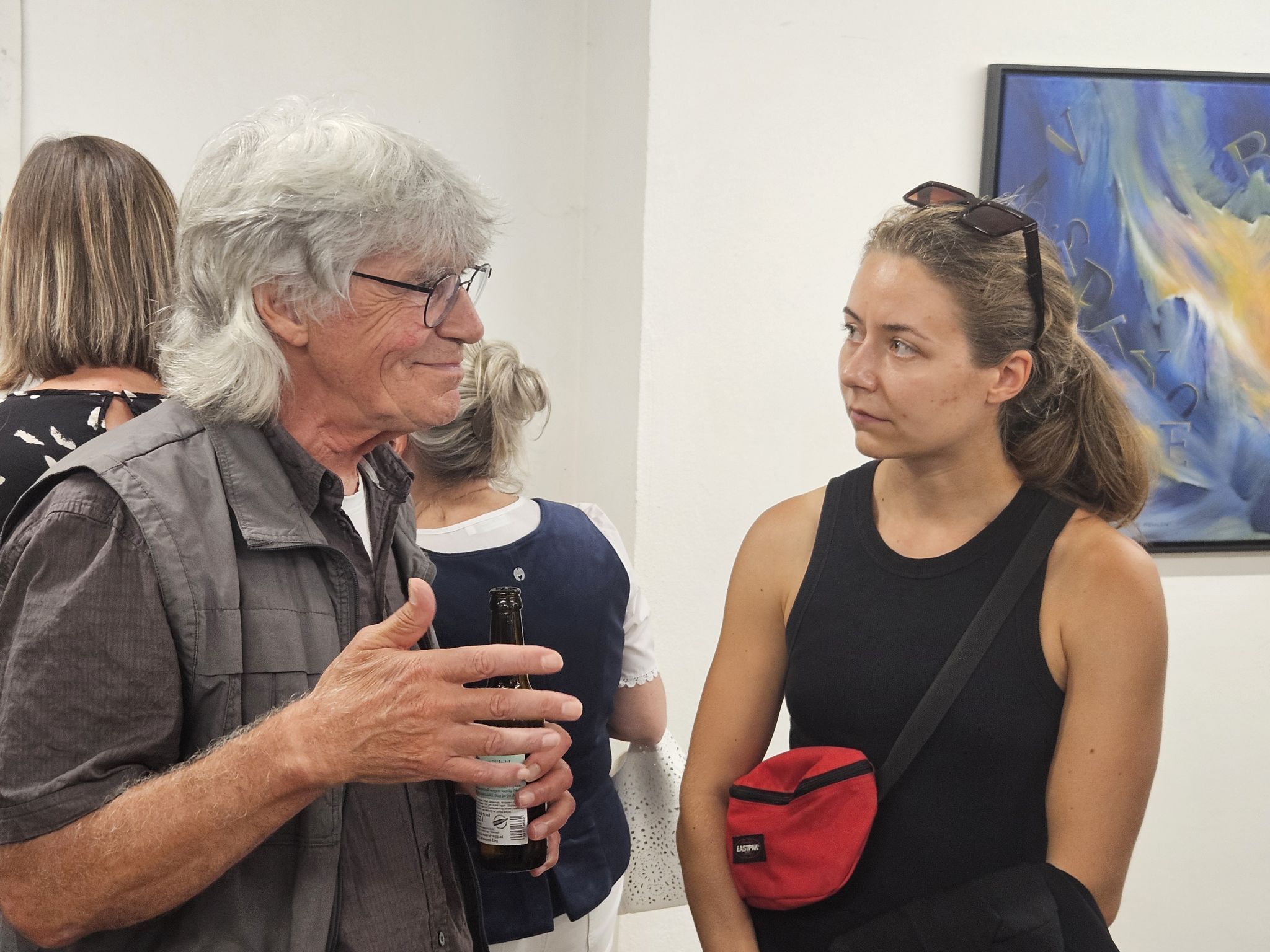 Angeregte Gespräche bei der Vernissage.