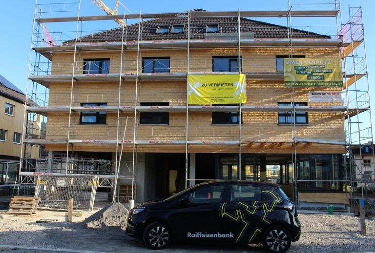 Sonnenkraftwerk auf gemieteten Dächern: Raiffeisen hat im Eckhaus nicht nur die Filiale installiert, sondern das ganze Haus übernommen und vermietet die Wohn- und Geschäftseinheiten.