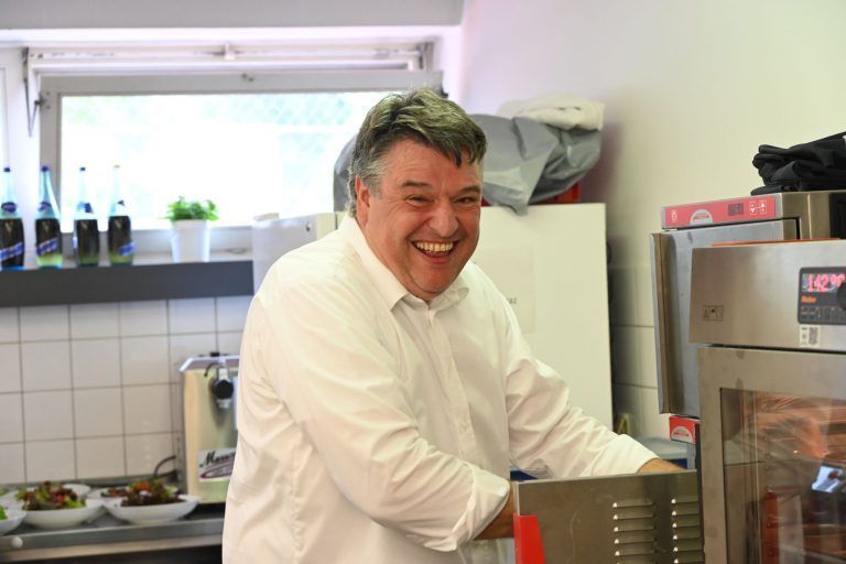 Ein Haus der Gastfreundschaft und Begegnung: Valentin Bargehr - Chef des Hauses in Aktion.