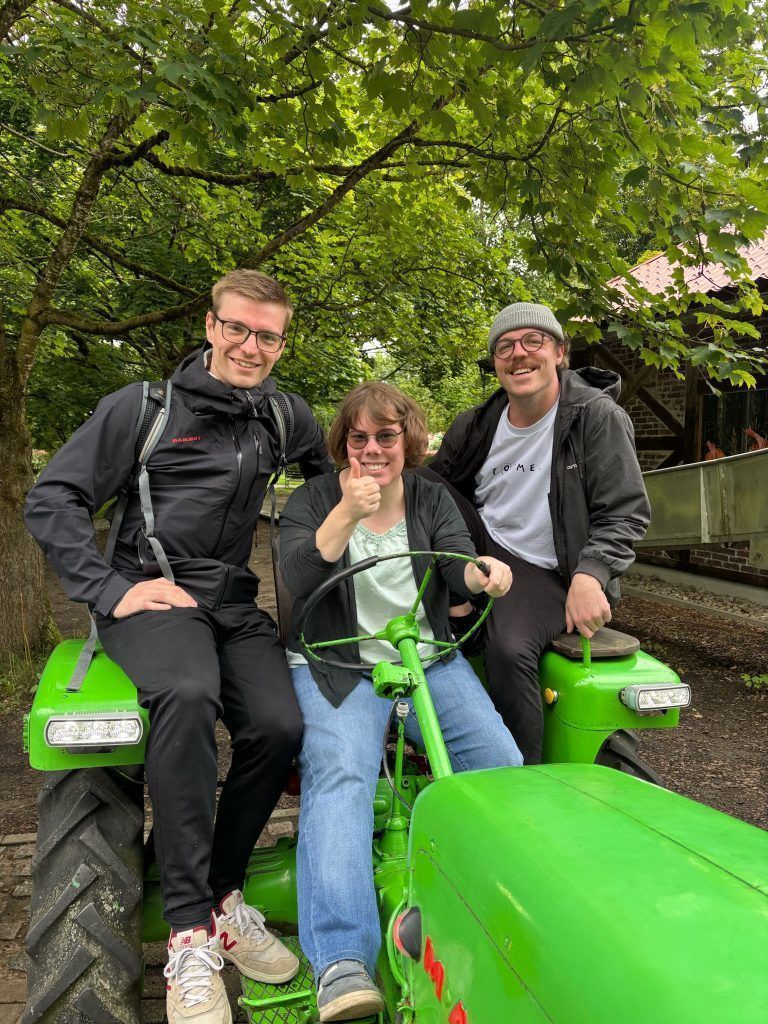 Eine Woche fürs Herz : Lukas, Vicki und Simon probierten sich beim Traktorfahren aus.