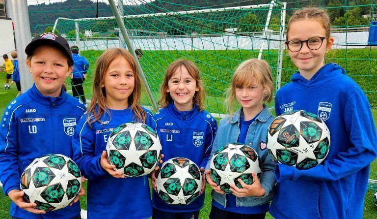 Lochauer Fußballcamp begeisterte viele junge Talente: Auch zahlreiche Mädchen haben beim Sommercamp des SV typico Lochau ihre Begeisterung fürs Fußballspielen entdeckt.