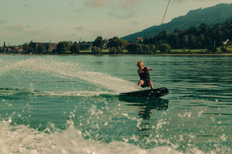 Die Wakeboard-Freunde aus Bildstein: Nils Lechner zeigt am Bodensee sein Können auf dem Brett.