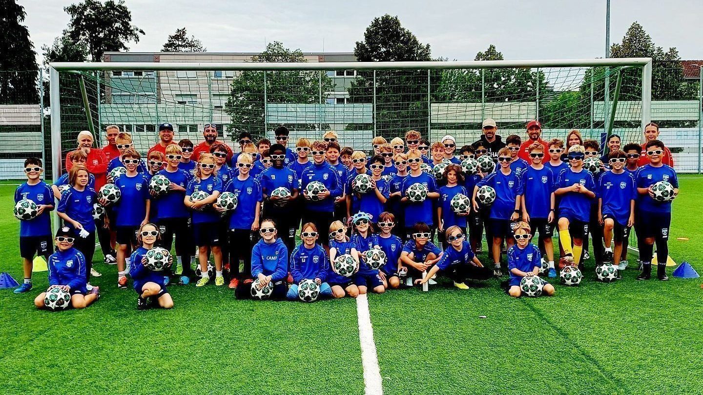 Über 60 Buben und Mädchen von sieben bis 13 Jahren waren beim großen „Leiblachtaler Raiffeisen Fußball-Nachwuchs-Camp“ des SV typico Lochau im Stadion Hoferfeld in diesem Jahr aktiv mit dabei.