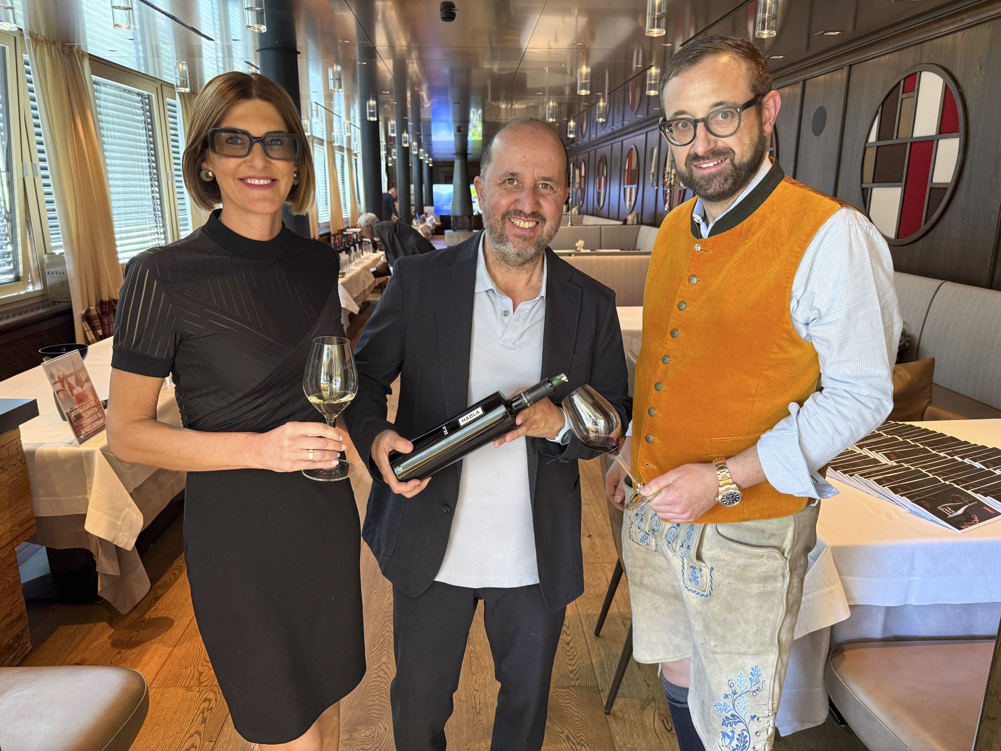 Gastgeber Beate und Manuel Espinoza mit Hausherr Johannes Pfefferkorn bei der Weinpräsentation