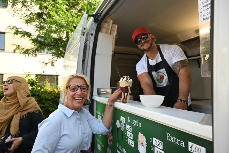Der Eiswagen ist da: Auch Gemeinderätin Nicole Feurstein-Hosp hat den Eiswagen gehört und eilt herbei.
