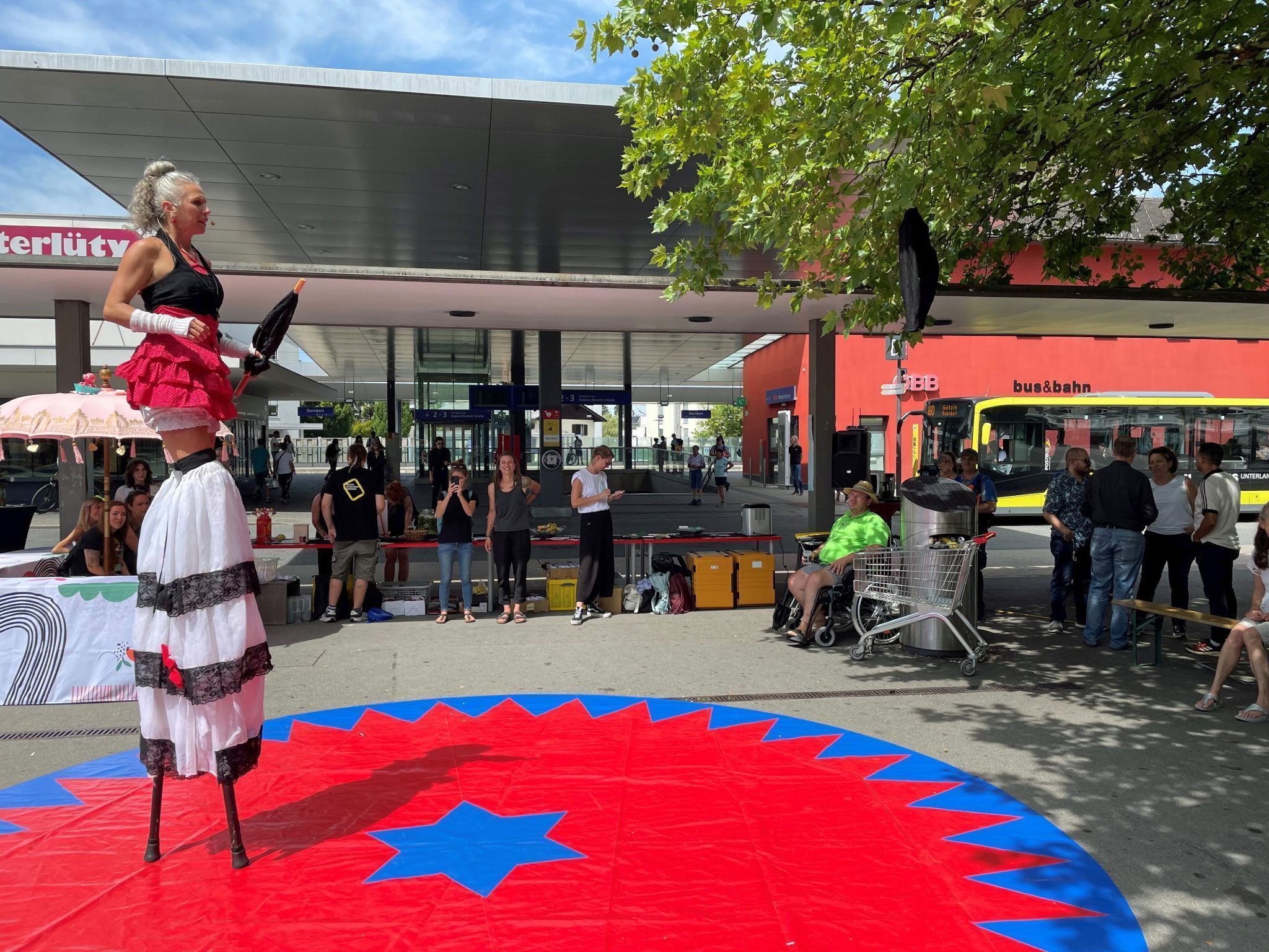 „Kultur am Bahnhof“ verwandelt den Vorplatz in einen offenen Treffpunkt für Kunst, Begegnung und Gemeinschaft.