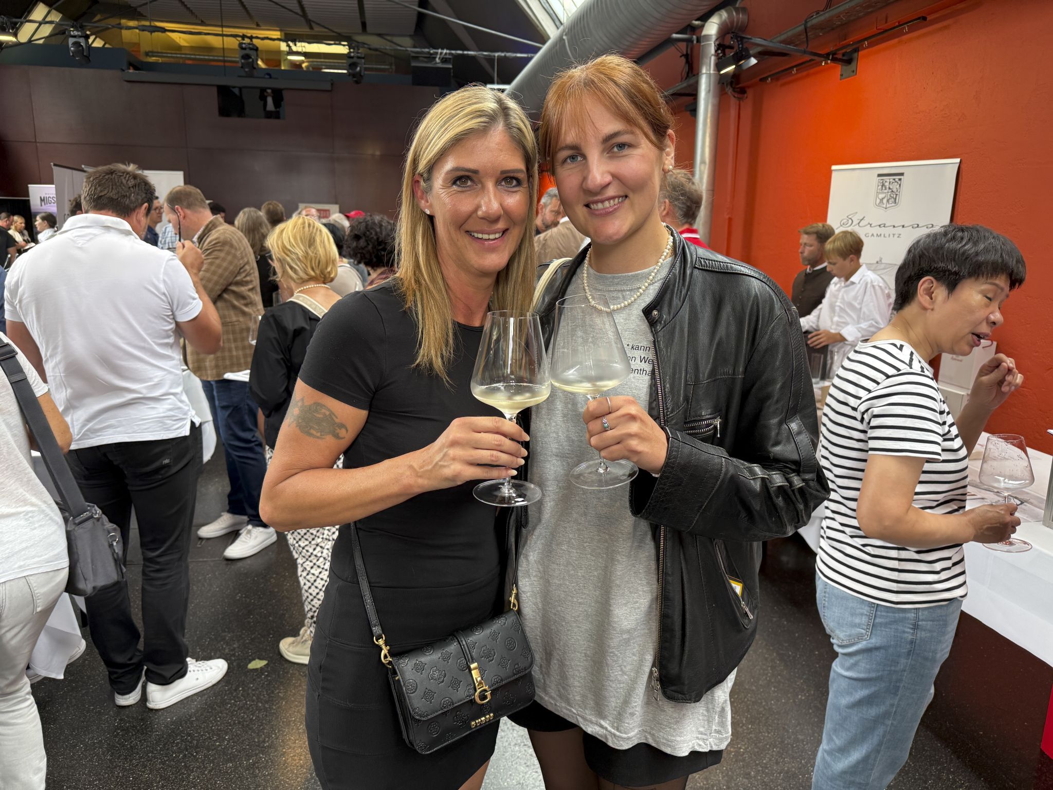 Birgit Thünauer und Heike Seltmann (Hubers) beim Rundgang
