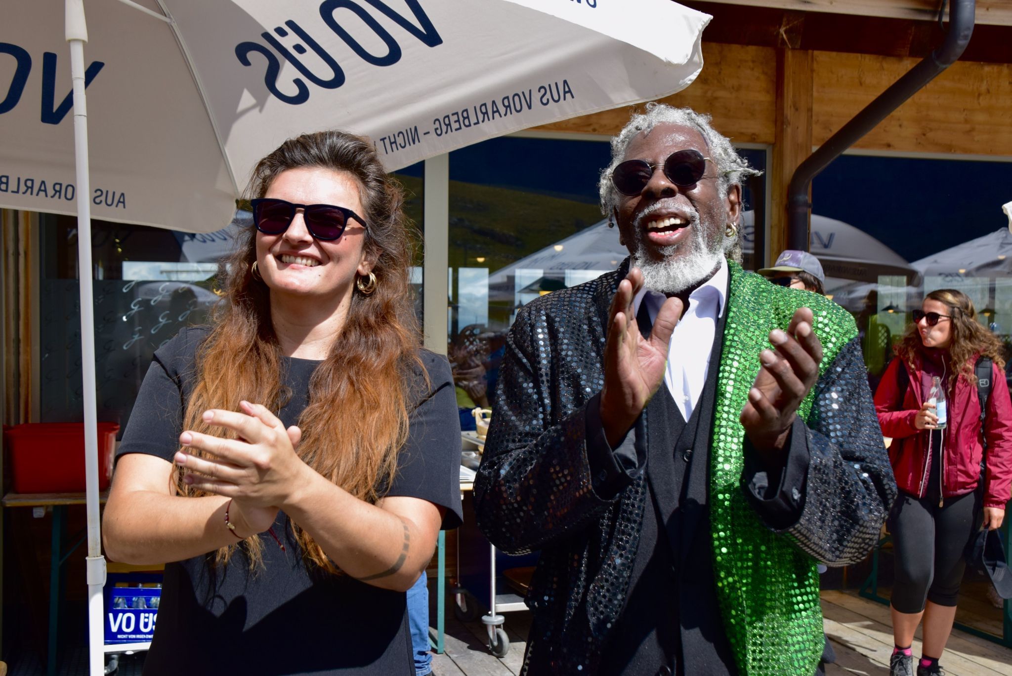 Die beiden Vokalsolisten Julia Hefner und James Belcher (Jazzy James)
