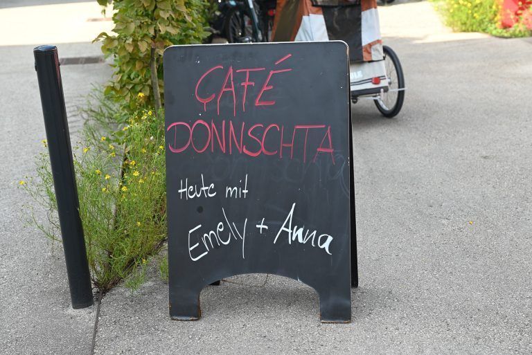 Mit Schürze, Charme und einer großen Portion Freude: Jede Woche wirten neue Kinder im Café Donnschta im Wort. Die Anzeigetafel davor gibt Einblicke, wer wirtet.