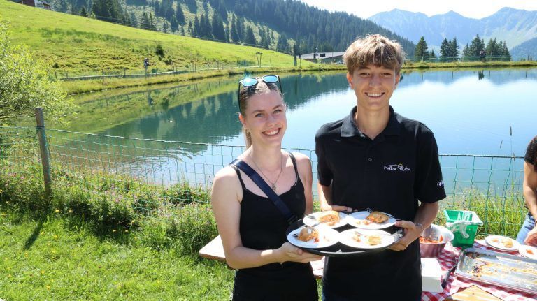 Kulinarik, Kurzweil und Bergerlebnis: Valerie Jochum (Marktgemeinde) und Linus Kohler mit Seesaibling-Strudel.