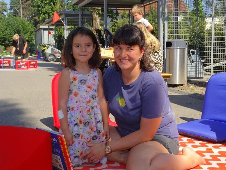 Die rollende Schatzkiste für Kinder: Lea und Marie waren begeistert vom tollen Angebot beim Spielebus im Fischbach.