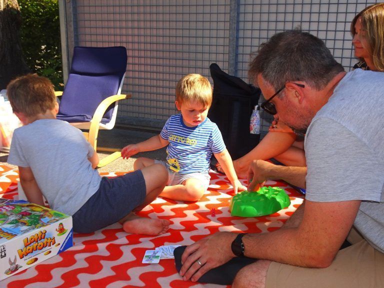 Die rollende Schatzkiste für Kinder: Die Kinder werden von den Eltern zu den Spielebusstationen begleitet und finden ein umfangreiches Angebot vor.