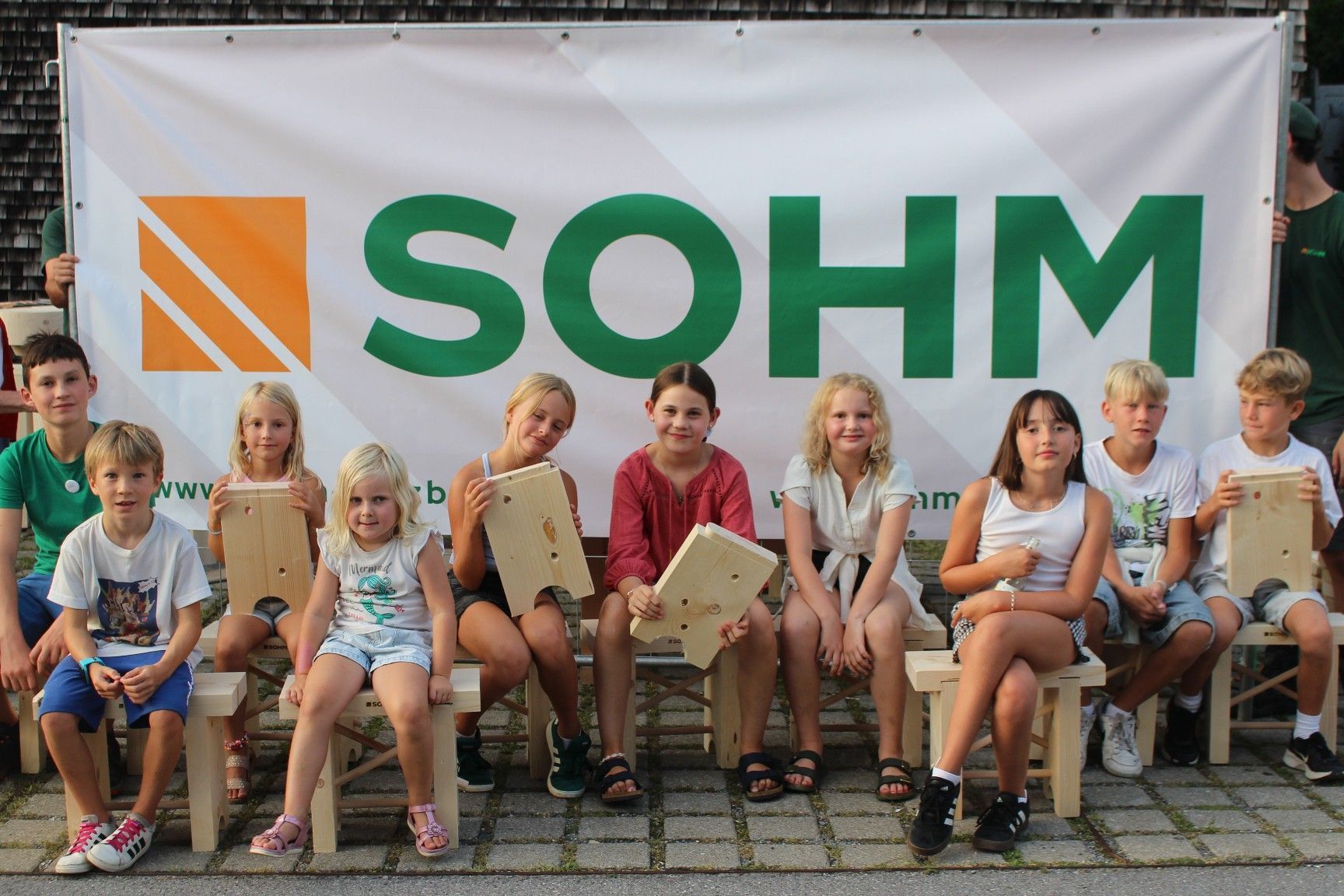 Hit der Handwerker-Präsentation war die „Werkstatt“ der Sohm Holzbautechnik, wo die Kids unter fachkundiger Anleitung aus den vorbereiteten Bausätzen im Handumdrehen 80 stabile Stockerl herstellten. PETER STRAUSS