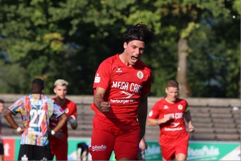 Vier Traumtore im ersten Sieg von FC Dornbirn: So schön jubelt Nicolai Bösch.