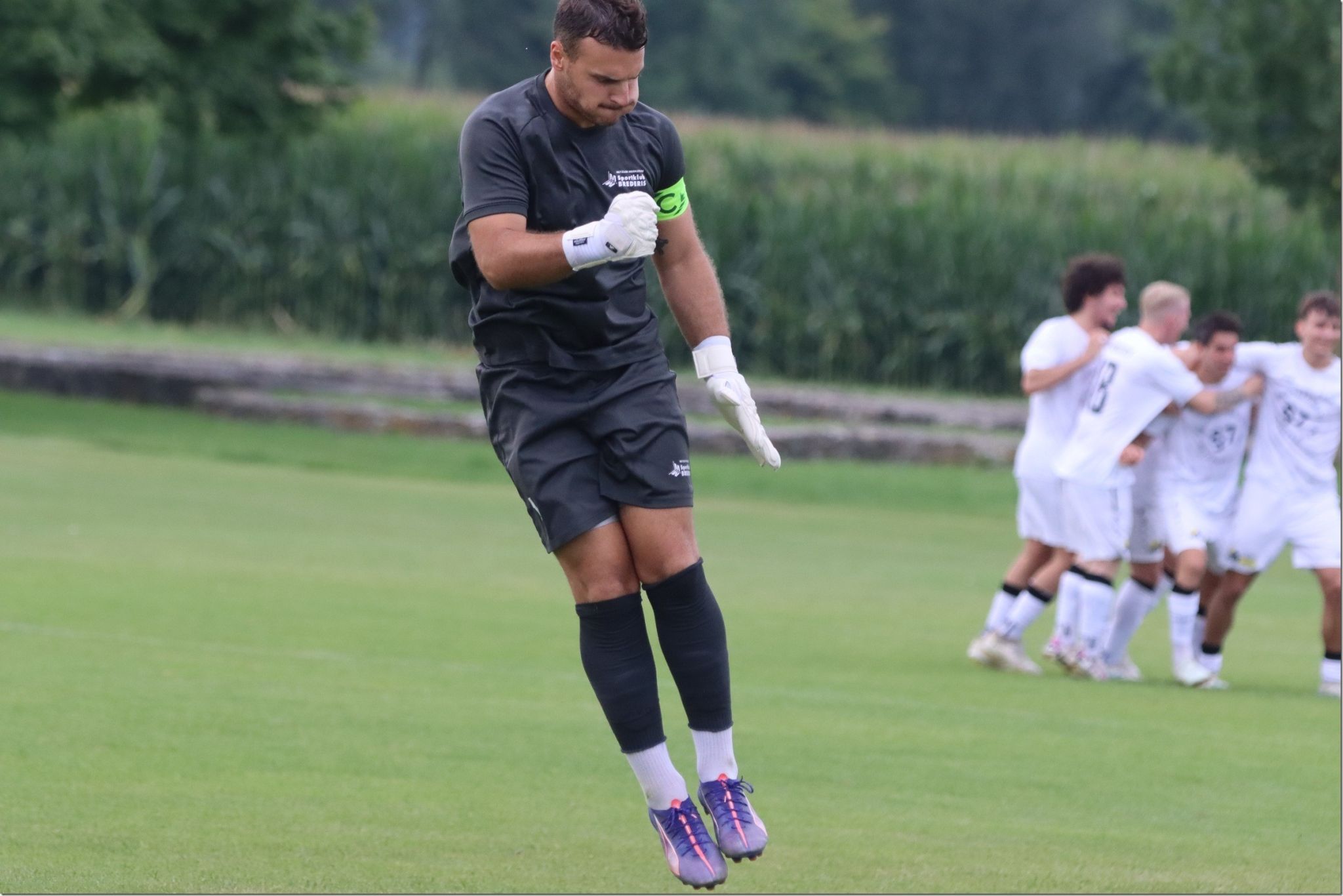 Brederis Goalie und Kapitän Dominic Hehle jubelt über die ersten drei Zähler. 