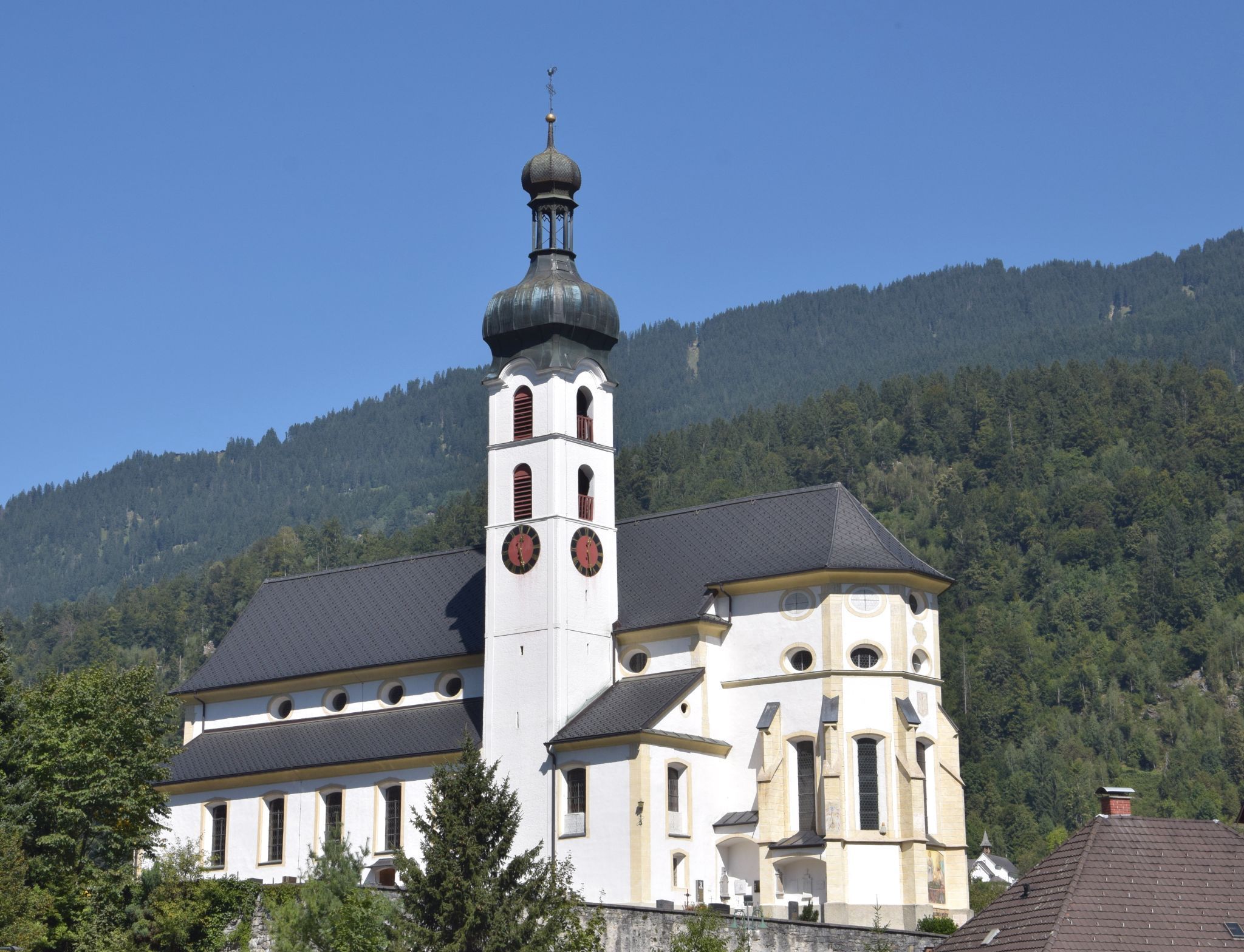Am Ortseingang von Tschagguns steht die Pfarr- und Wallfahrtskirche Mariae Geburt.