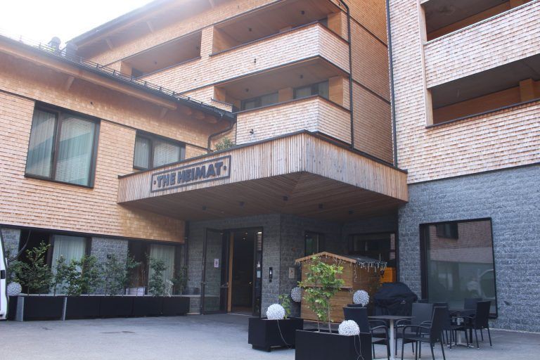 Weiterhin Baustopp beim 2018 vollmundig verkündeten „Meilenstein im regionalen Tourismus“, dem Projekt The Heimat in Schröcken. Während die Investorenmodell-Apartements weitgehend bezogen sind, ist das Hotel Double Tree by Hilton mit seinen 135 Zimmern, zwei Restaurants und 1.000 Quadratmetern Wellnessbereich seit Monaten „Baustelle ohne Bewegung“. PETER STRAUSS
