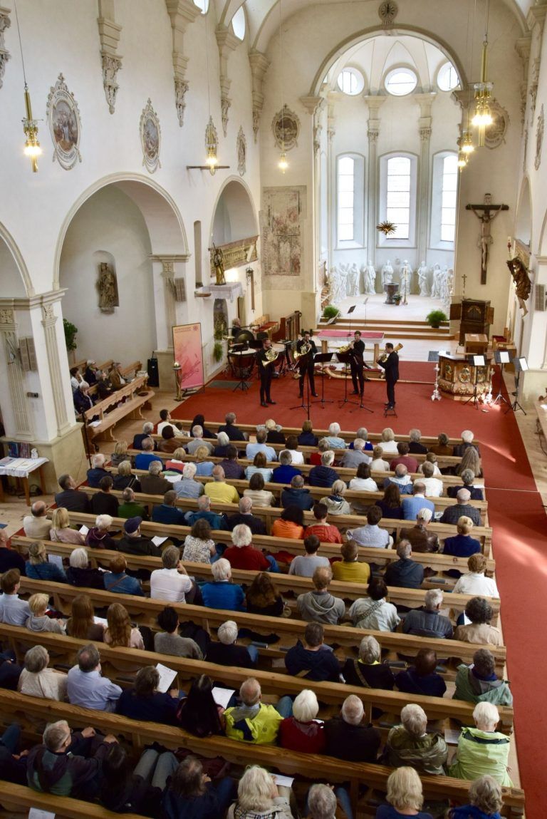 Musikfestival Montafoner Resonanzen feierlich eröffnet: Das Eröffnungskonzert mit dem Rheingold Quartett und german hornsound in der Pfarrkirche Tschagguns verband Tradition und Moderne, Klassik und Jazz, Virtuosität und Innovation.