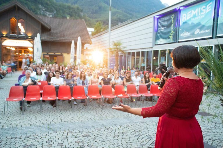 Die Frau hinter der Alpinale: Auf dem Platz vor der Remise moderiert Manuela Mylonas die Eröffnungsfeier einer Alpinale. ALPINALE