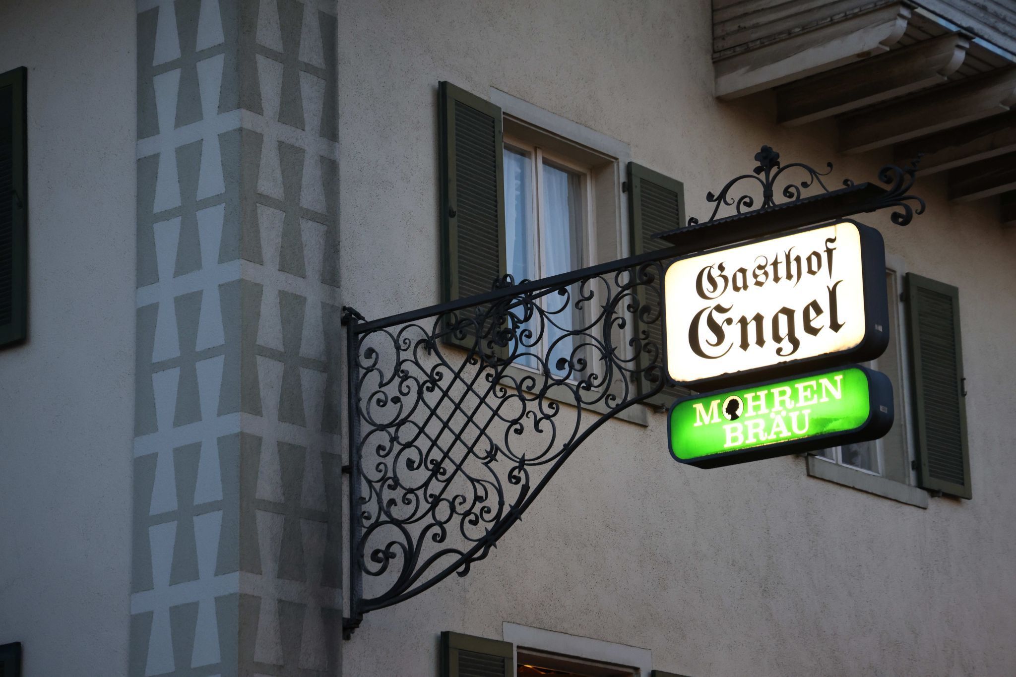 Die eigens für die VN Heimat eingeschaltete Beleuchtung des Wirtshausschildes.