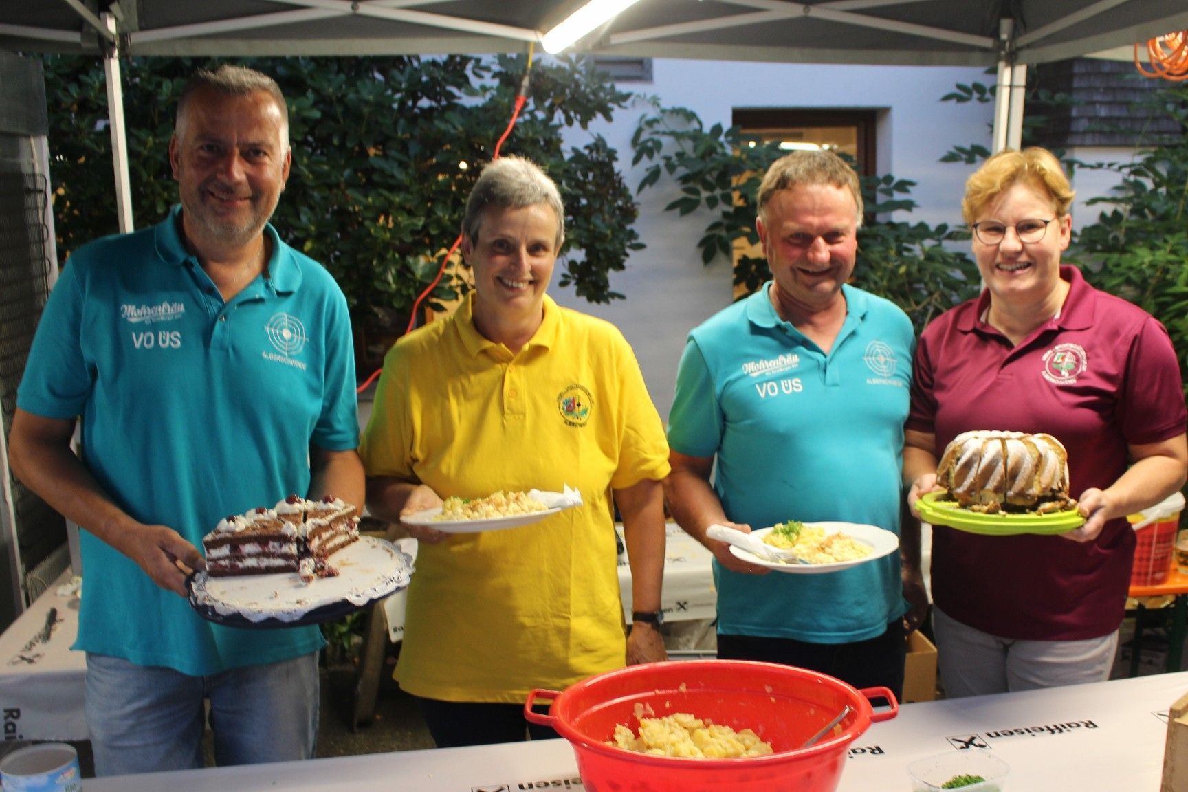 Die Alberschwender Sportschützengilde war gemeinsam mit dem Verein AllerHand um das leibliche Wohl der Käsklatsch-Besucher bemüht.