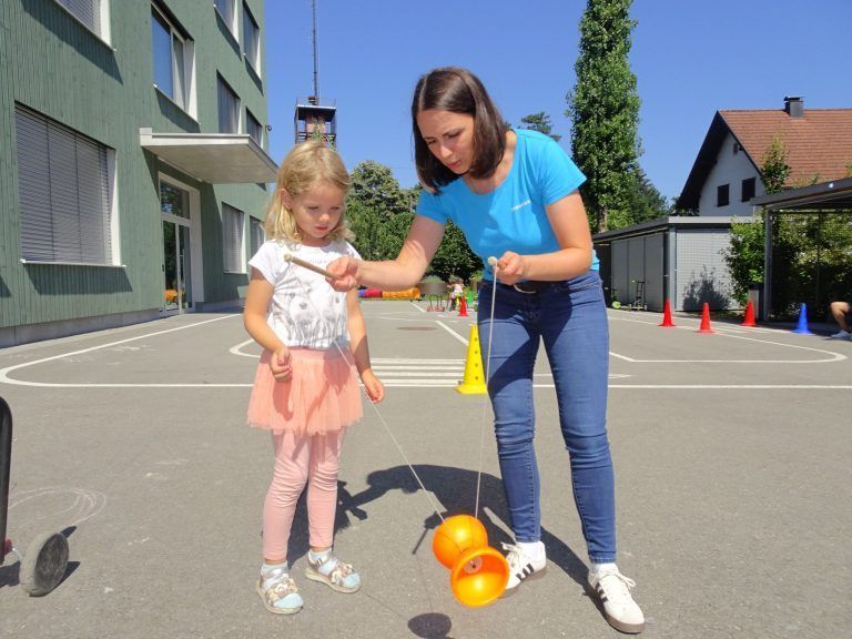 Die rollende Schatzkiste für Kinder: Anne Karakas vom Familienzentrum Treffpunkt an der Ach zeigt den Kindern was es alles für tolle Geräte zum Spielen gibt.