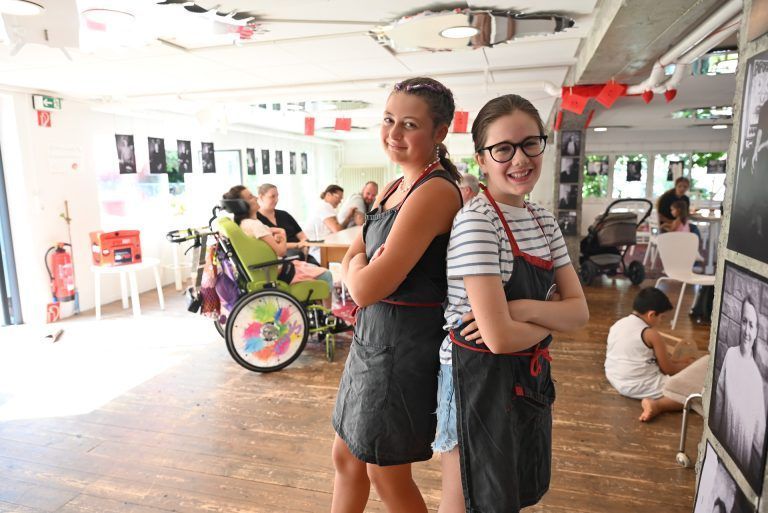 Emely und Anna bewirteten am Donnerstag das W*ORT und erkannten, wie viel Freude das macht.