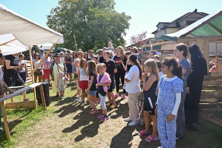 Kinder bauen ihr eigenes Dorf: Beim eigens ausgearbeiteten Theaterstück konnten die Gäste ganz in die Welt der Kinder eintauchen.