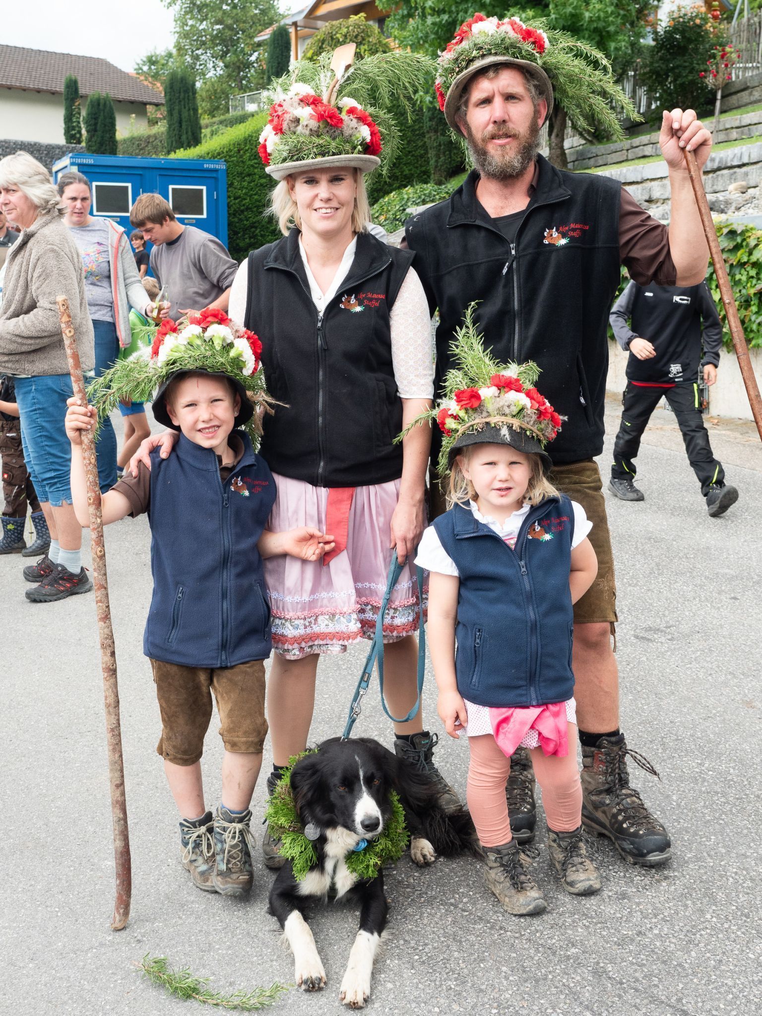 Verene und Christof Fetz mit Lenia, Emil und Hund Rocky