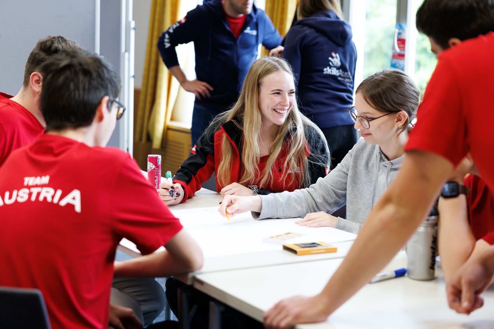 Elena mit anderen österreichischen EuroSkills Teilnehmern aus verschiedenen Berufen beim Training