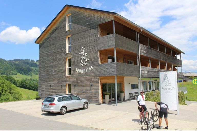 Wald-Tourismus auf der Überholspur: . . . und auch für das Panorama-Hotel Sonnhalde in Schwarzenberg wird ein neuer Eigentümer gesucht.