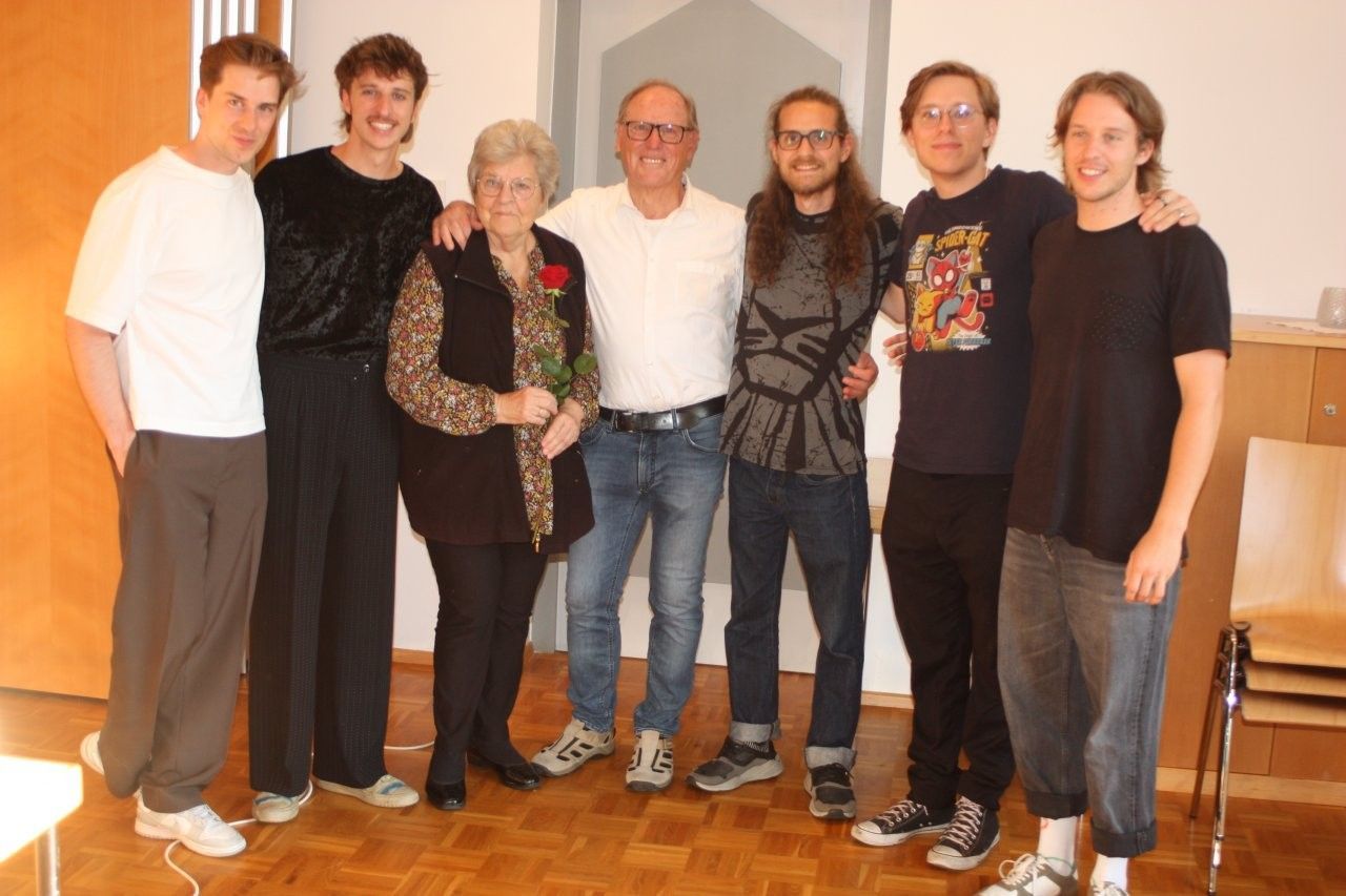 Simon Latzer (2.v.r.) mit seinen Großeltern und Brüdern.